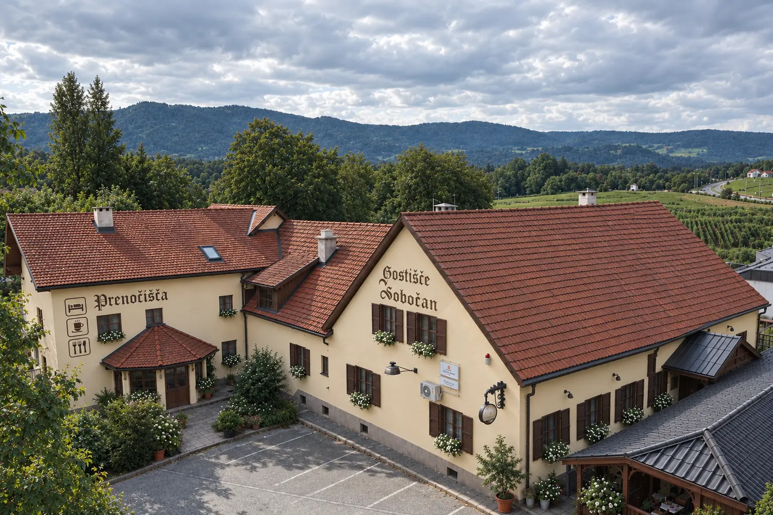 Gostišče Sobočan s pticje perspektive: kremna fasada, rdeča terakota streha in okolica